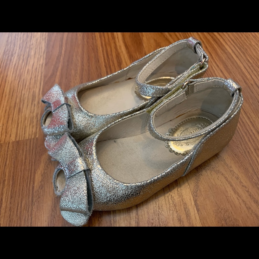 Joyfolie Lyra in gold shoe